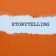 Hoja de papel rota que deja ver la palabra Storytelling